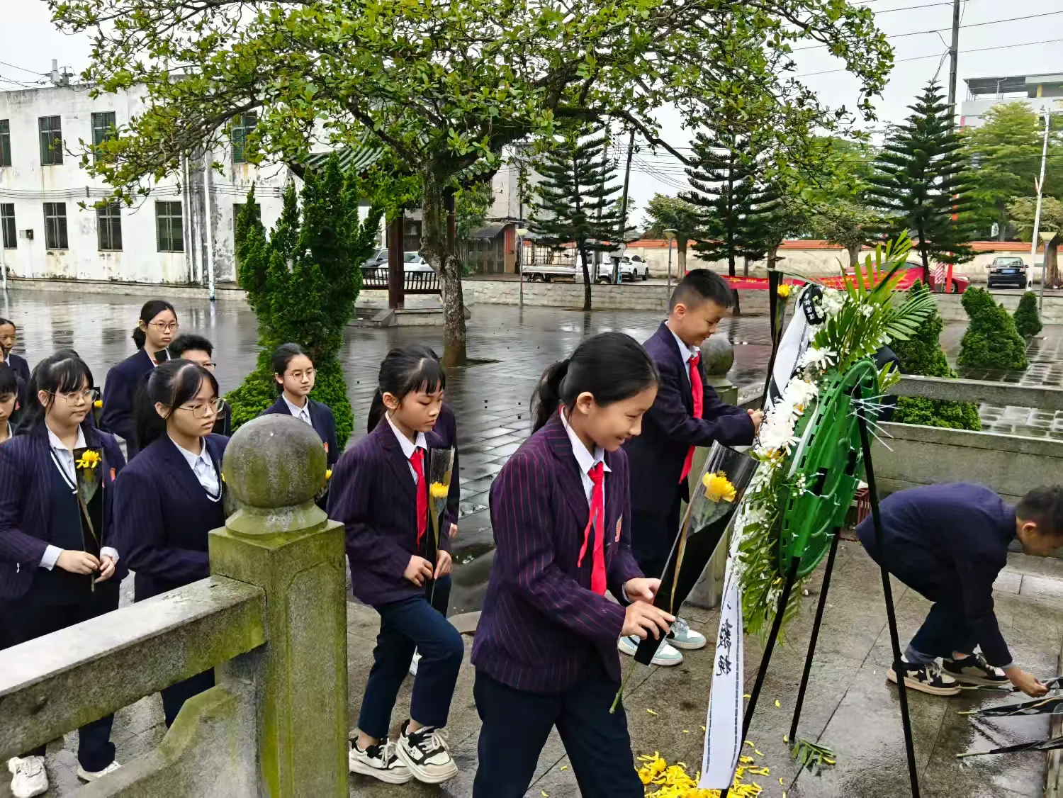 定安县山高学校党支部四月份“党带团带队缅怀革命先烈”主题党日活动-图片9