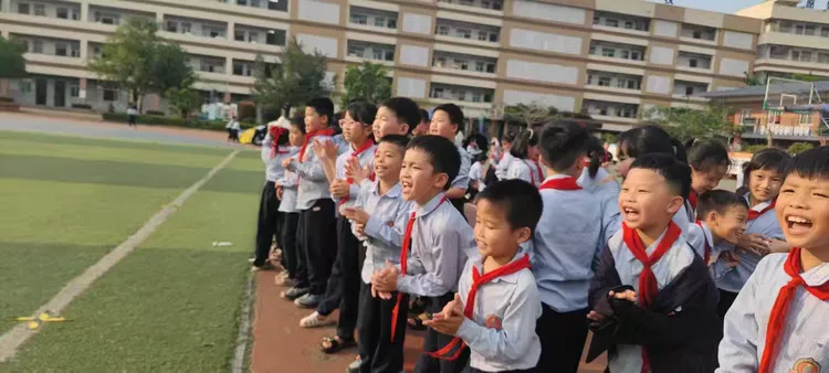 家校绿茵同场，共筑足球梦想——2025年定安县山高学校小学部第一届“家校杯”足球赛圆满闭幕-图片6
