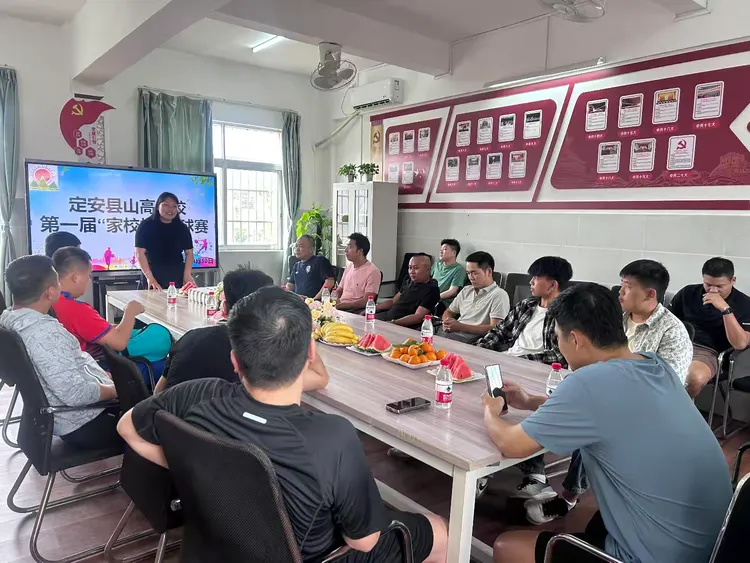 家校绿茵同场，共筑足球梦想——2025年定安县山高学校小学部第一届“家校杯”足球赛圆满闭幕-图片1