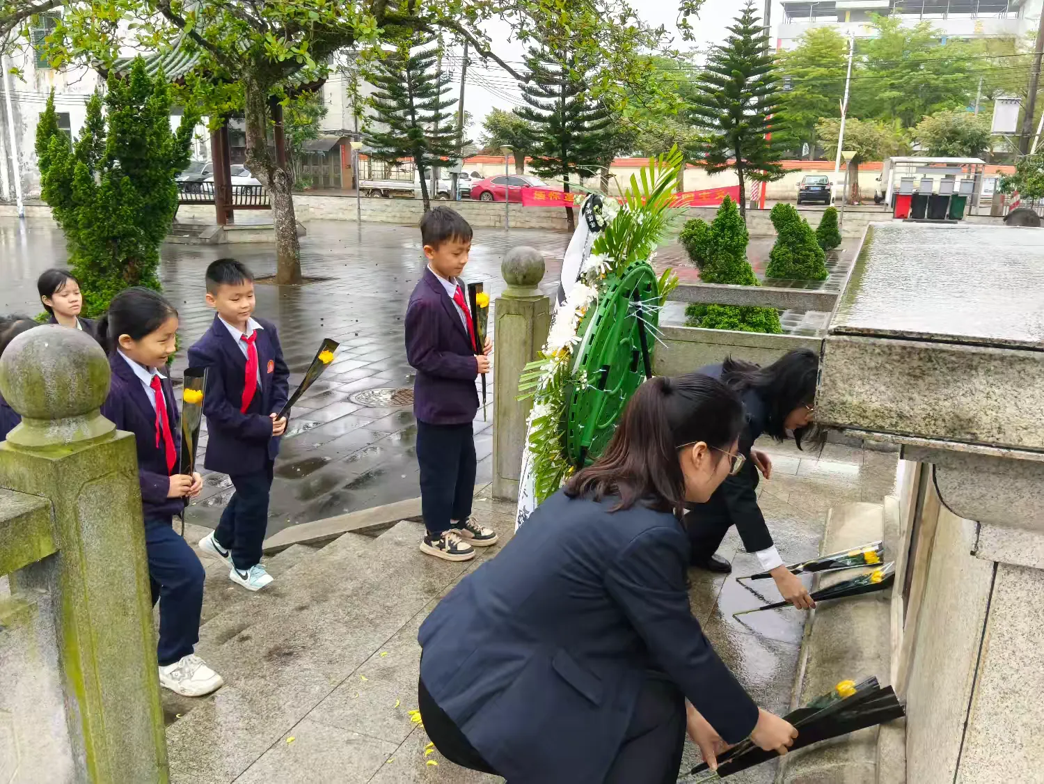 定安县山高学校党支部四月份“党带团带队缅怀革命先烈”主题党日活动-图片8