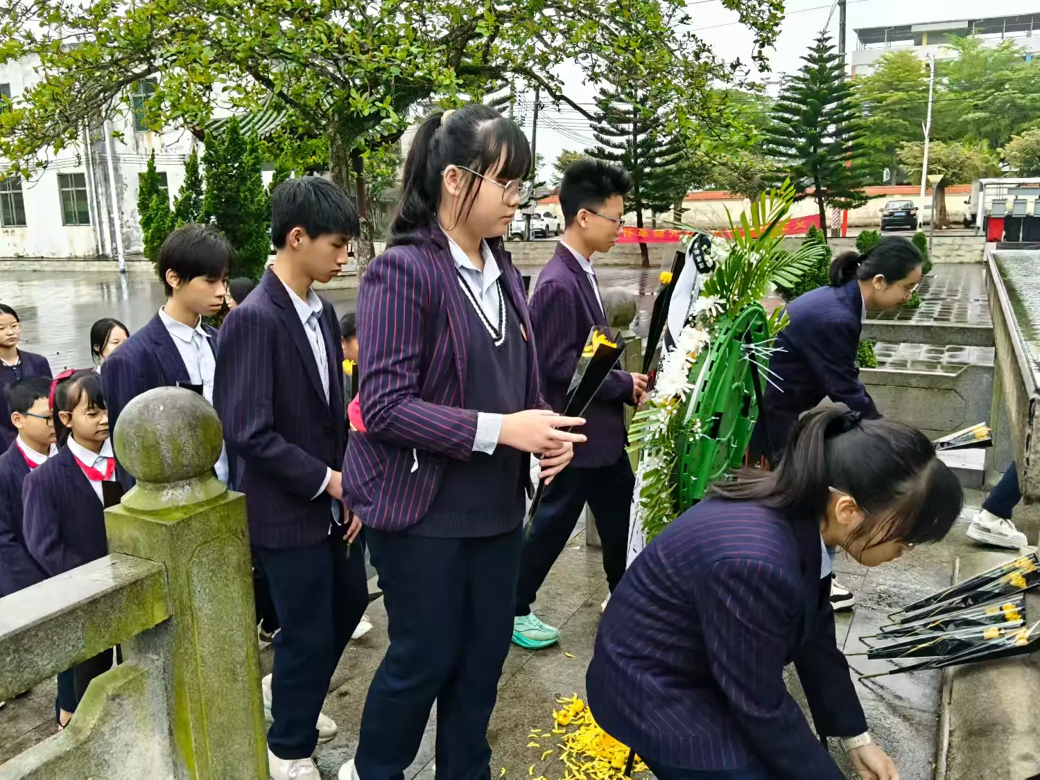 定安县山高学校党支部四月份“党带团带队缅怀革命先烈”主题党日活动-图片10