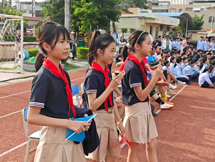 家校绿茵同场，共筑足球梦想——2025年定安县山高学校小学部第一届“家校杯”足球赛圆满闭幕-图片7