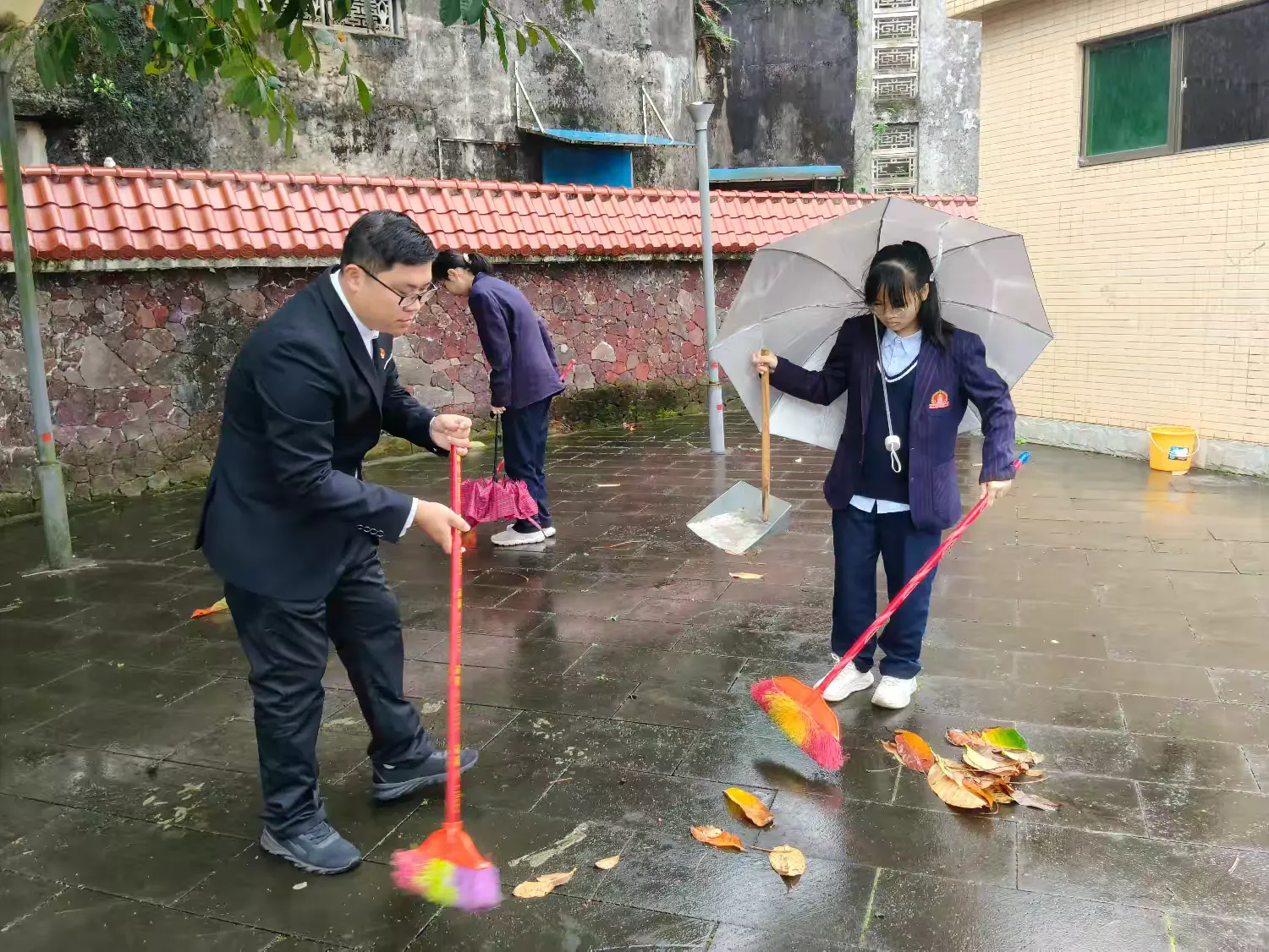 定安县山高学校党支部四月份“党带团带队缅怀革命先烈”主题党日活动-图片11