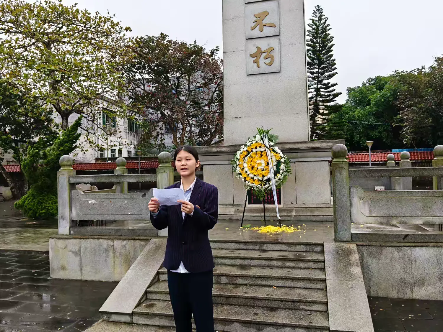 定安县山高学校党支部四月份“党带团带队缅怀革命先烈”主题党日活动-图片4