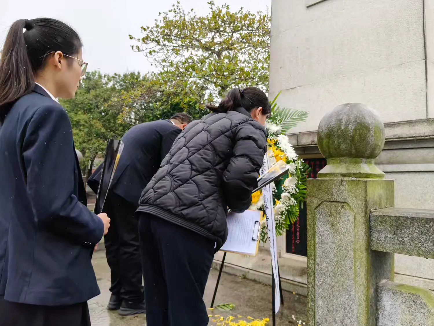 定安县山高学校党支部四月份“党带团带队缅怀革命先烈”主题党日活动-图片7