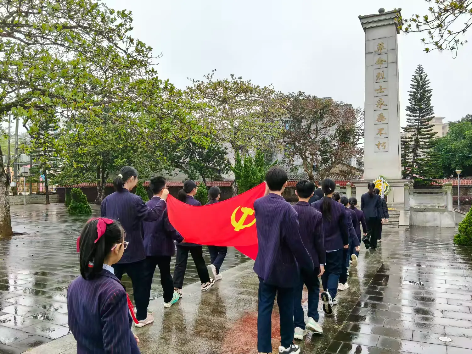 定安县山高学校党支部四月份“党带团带队缅怀革命先烈”主题党日活动-图片3