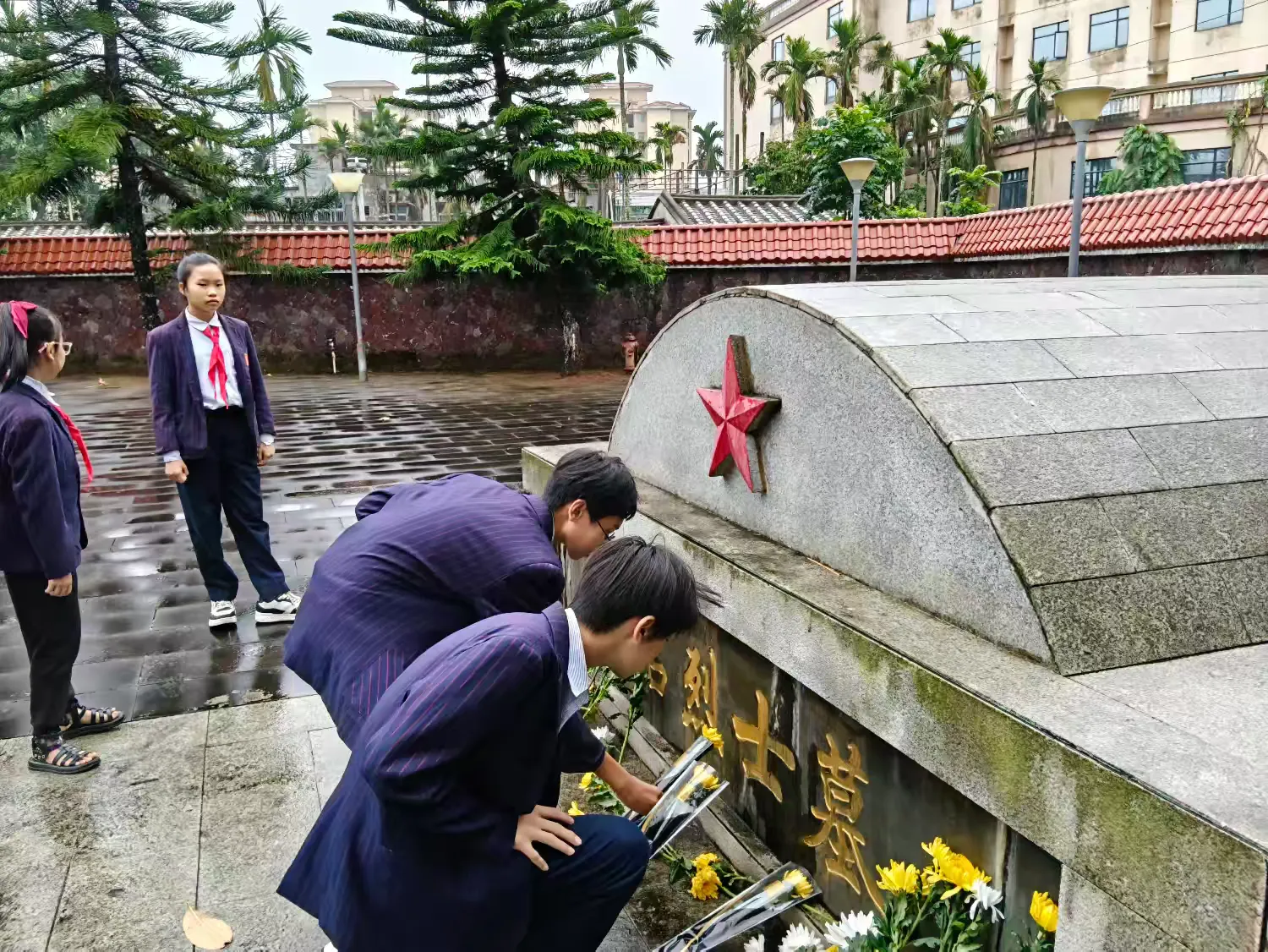 定安县山高学校党支部四月份“党带团带队缅怀革命先烈”主题党日活动-图片11
