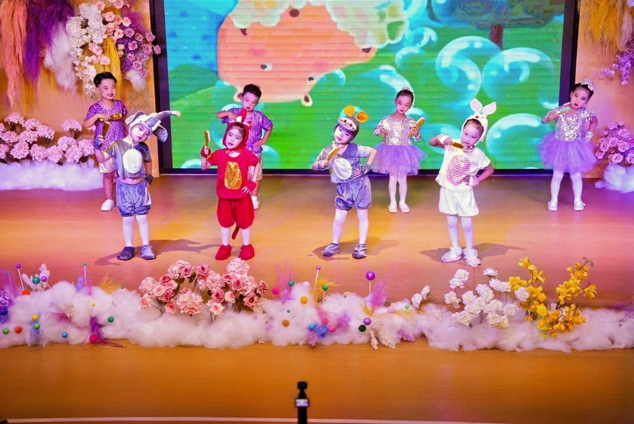 夏日多巴胺·一起来狂欢——海口市山高幼儿园暨2025艺术节庆“六一”文艺汇演小班组专场-图片53
