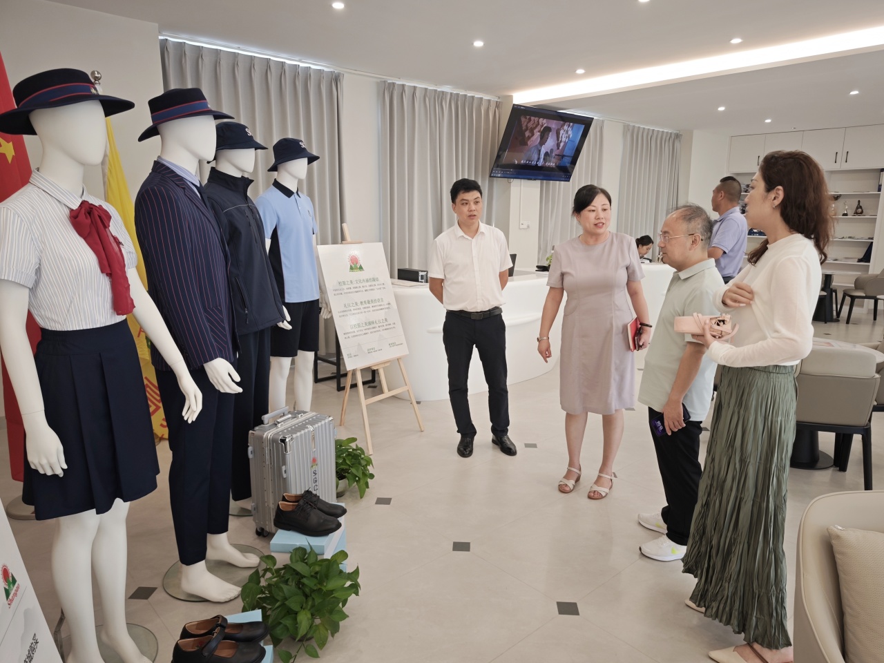 校际交流启新程,共话教育谋发展——吉林大学莱姆顿学院代表莅临海口山高中学参观交流-图片1