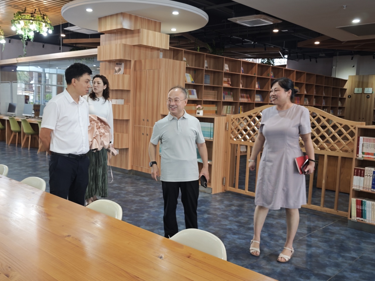 校际交流启新程,共话教育谋发展——吉林大学莱姆顿学院代表莅临海口山高中学参观交流-图片1