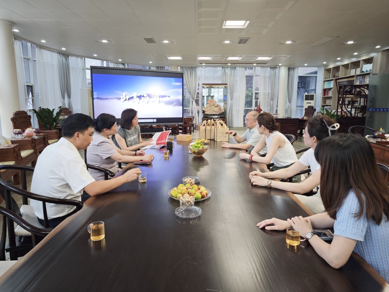 校际交流启新程,共话教育谋发展——吉林大学莱姆顿学院代表莅临海口山高中学参观交流-图片2