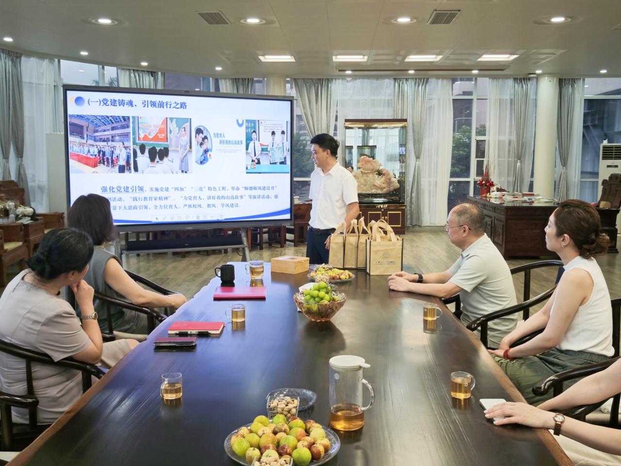 校际交流启新程,共话教育谋发展——吉林大学莱姆顿学院代表莅临海口山高中学参观交流-图片2