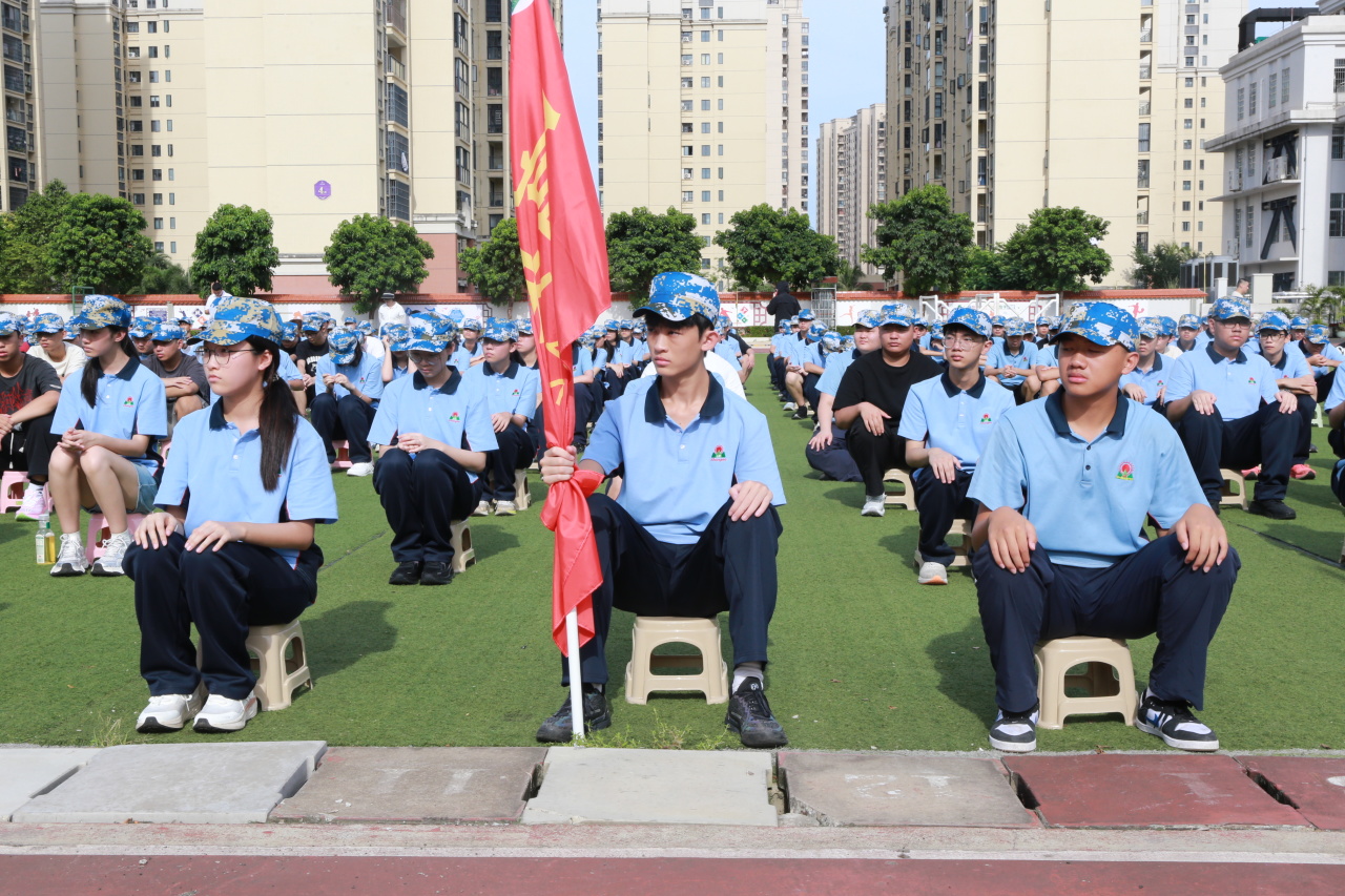 燃情开营!海口山高中学2025级高一新生开启军训成长之旅-图片1