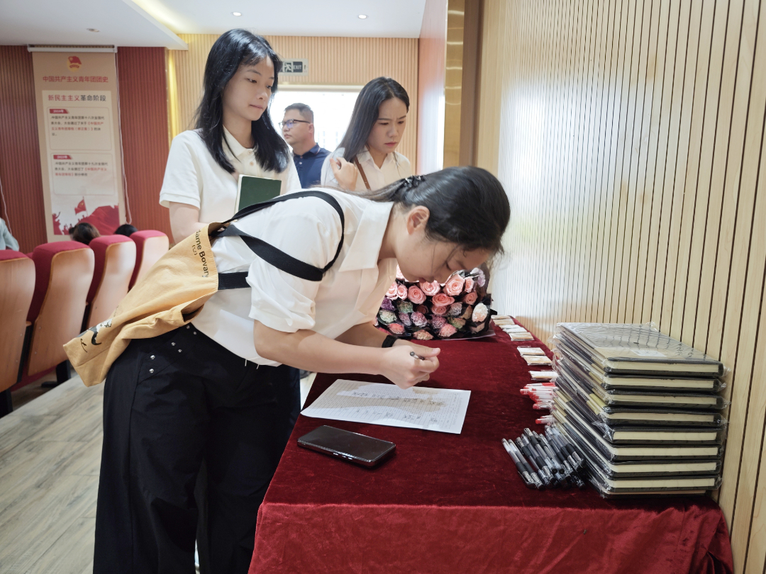 逐光同行,共启新程——海口山高中学举行2025年秋季新教师、新职工入Jia仪式-图片2