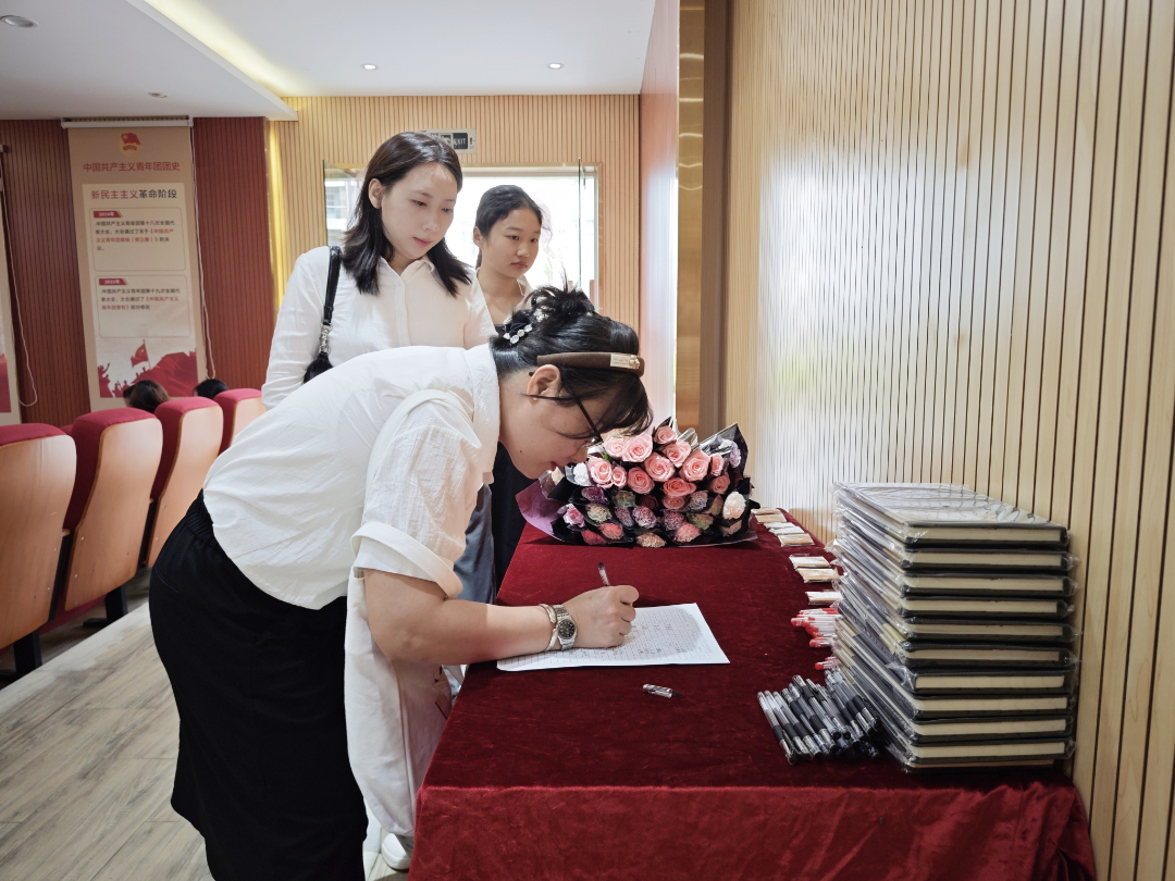 逐光同行,共启新程——海口山高中学举行2025年秋季新教师、新职工入Jia仪式-图片2