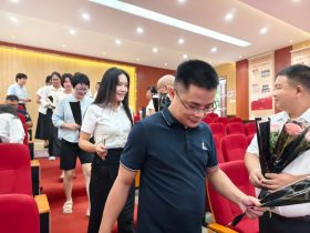 逐光同行，共启新程——海口山高中学举行2025年秋季新教师、新职工入Jia仪式